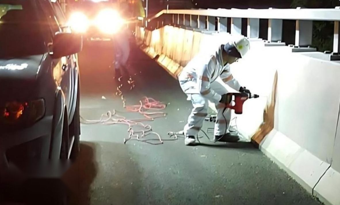 Night works on a barrier on the M80 Freeway